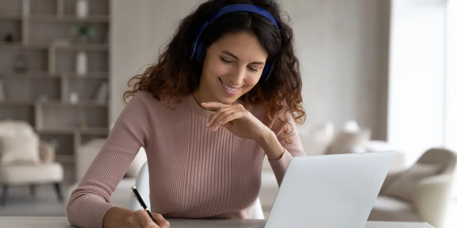 Person+doing+online+training-1920w